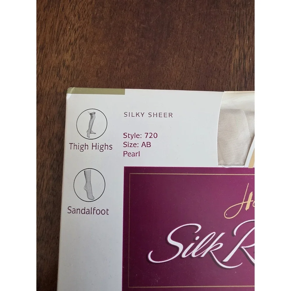 NWT Hanes Silk Reflections Size‎ AB Pearl Nylon Spandex Blend Women's Hosiery